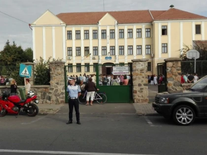 Polițiștii arădeni, alături de elevi în prima zi de școală