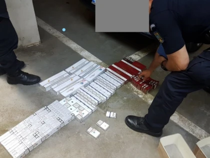 Polițiștii arădeni au confiscat peste 7.000 de țigarete de la o femeie din Lipova