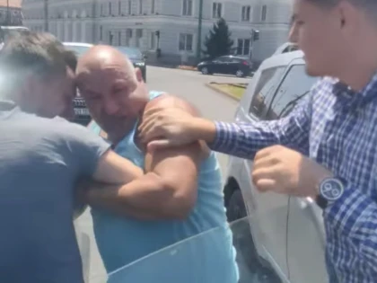 Polițiștii arădeni au deschis un dosar penal, în cazul șoferului care a agresat un tânăr în centrul Aradului