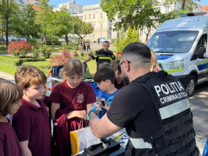 Polițiștii arădeni au discutat cu elevii despre siguranță și prevenție, la Zilele Colegiului „Elena Ghiba Birta”