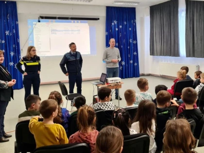 Polițiștii arădeni au discutat cu elevii despre violența în scoli și efectele consumului de droguri
