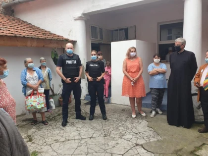 Poliţiştii arădeni au donat zeci de kilograme de produse alimentare şi legume pentru Cantina socială Sf. Ierarh Nicolae