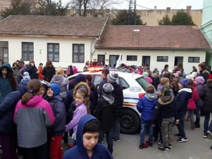 Polițiștii arădeni au fost alături de copii, în cadrul programului „Şcoala Altfel“