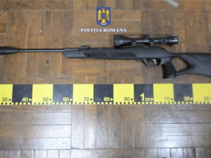 Polițiștii arădeni au găsit o armă și muniție, în locuința unui bărbat  din Târnova