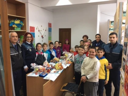 Polițiștii arădeni au îmbrăcat haina lui Moș Nicolae pentru copiii din Bata