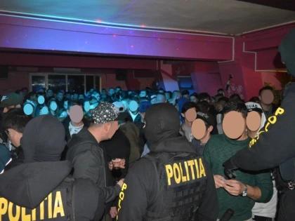 Polițiștii arădeni au luat cu asalt discotecile din Lipova! Peste 180 de persoane legitimate