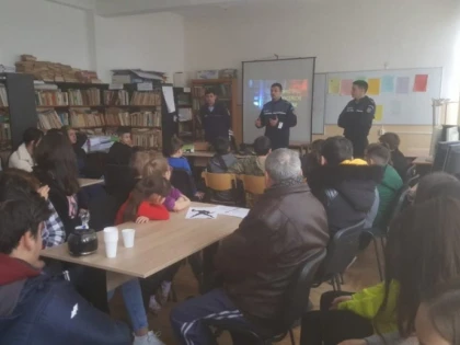 Polițiștii arădeni au participat la o acțiune de prevenire la Școala Gimnazială „Adam Nicolae”