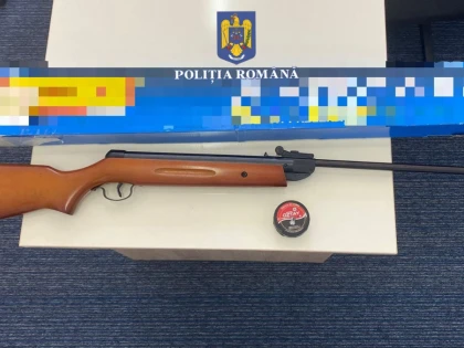 Polițiștii arădeni au reținut doi bărbați care vindeau ilegal arme