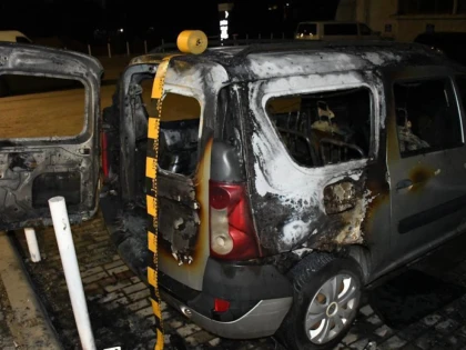 Polițiștii arădeni au reținut doi tineri care au incendiat un autoturism, pe strada Corneliu Coposu