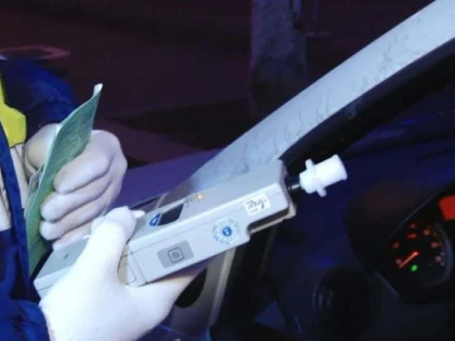 Polițiștii arădeni au reținut un șofer care avea o alcoolemie record, de 1,61 mg/l, dar și permisul suspendat