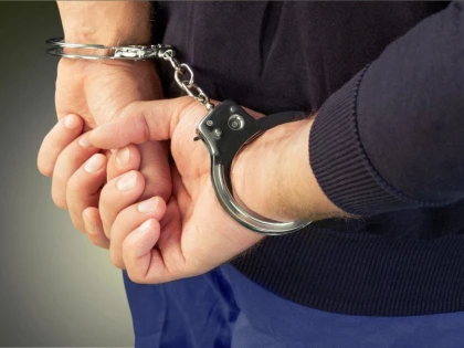 Polițiștii arădeni au reținut un tânăr care a furat din mai multe autoturisme