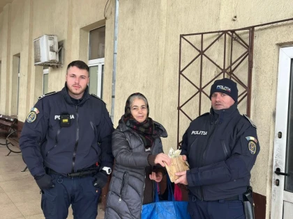 Polițiștii arădeni au returnat unei femei portmoneul pierdut în Gara Aradu Nou