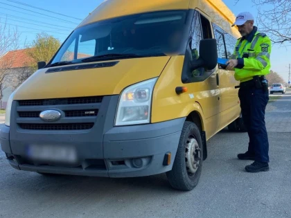 Polițiștii arădeni au verificat autovehiculele destinate transportului de elevi