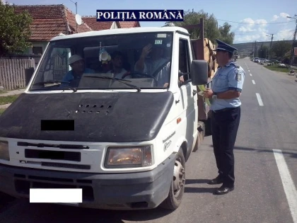 Polițiștii arădeni au verificat zeci de transporturi de lemne