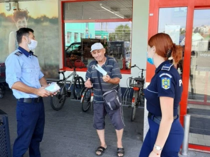 Polițiștii arădeni continuă activitățile de prevenire a răspândirii COVID-19