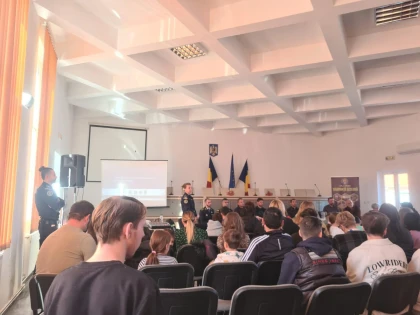 Polițiștii arădeni continuă campania "Tăcerea e tot violență, vocea ta e soluția”