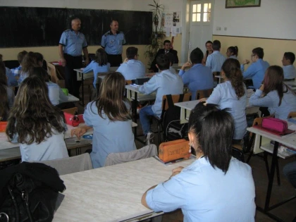 POLITISTII ARADENI DESFASOARA ACTIVITATI DE PREVENIRE A CONSUMULUI DE DROGURI LA COLEGIUL ECONOMIC