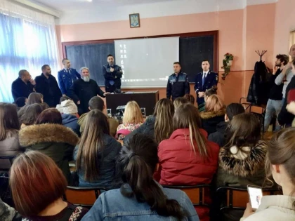 Polițiștii arădeni, în mijlocul elevilor, în săptămâna „Şcoala altfel”