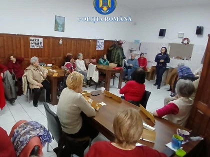 Polițiștii arădeni, în mijlocul seniorilor. Campanie de prevenire a fraudelor și a violenței domestice