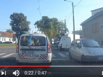 Poliţiştii arădeni nu ţin cont de regulile care ar lăsa orice şofer fără permis (VIDEO)