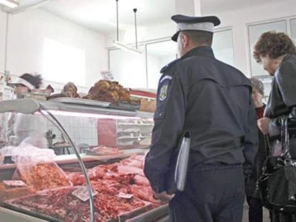 POLIȚIȘTII ARĂDENI VERIFICĂ LEGALITATEA COMERȚULUI CU ALIMENTE