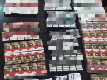 Polițiștii au confiscat mașina unui arădean, după ce au găsit sute de pachete de țigări de contrabandă