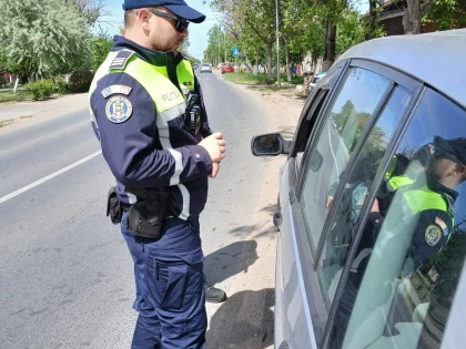 Polițiștii au dat 17 amenzi la trecerile la nivel cu calea ferată din Arad. Un certificat de înmatriculare a fost retras