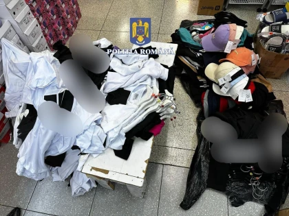 Polițiștii au descoperit sute de haine, pantofi și parfumuri contrafăcute, la trei firme din Arad