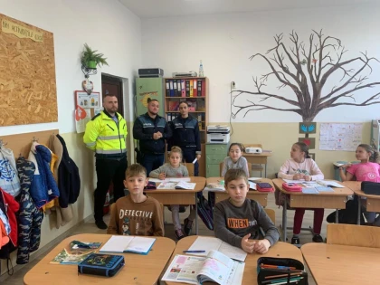 Polițiștii au discutat despre bullying și consumul de droguri, cu elevii din Frumușeni