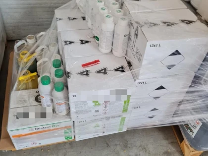 Polițiștii au găsit peste 1000 de litri de produse pentru protecția plantelor expirate, la o firmă din Șofronea