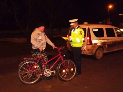 Poliţiştii au ieşit noaptea să verifice traficul rutier şi au dat peste... biciclişti