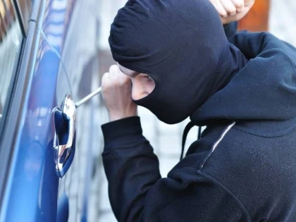 POLITISTII AU PRINS DOI HOTI CARE AU FURAT DINTR-UN AUTOTURISM