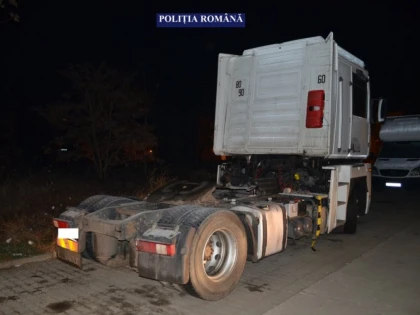 Polițiștii au prins în flagrant doi hoți, care furau acumulatorii unui TIR