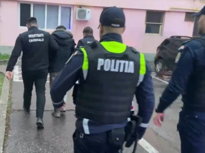 Polițiștii au reținut un suspect, în cazul zecilor de mașini cu anvelope tăiate, de pe strada Miron Costin