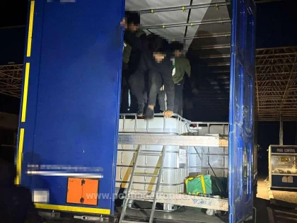 Poliţiştii de frontieră arădeni au depistat 29 de refugiați, ascunşi în două automarfare