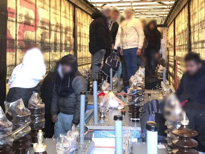 Poliţiştii de frontieră arădeni au depistat 84 de refugiați, ascunşi în două TIR-uri, la Nădlac II