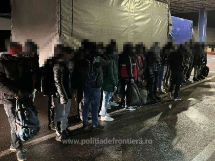 Poliţiştii de frontieră arădeni au depistat 93 de cetăţeni străini, ascunşi în două mijloace de transport