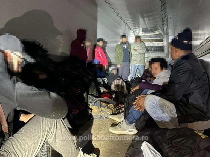 Polițiștii de frontieră arădeni au găsit 35 de refugiați, ascunși în trei TIR-uri, în apropiere de vamă