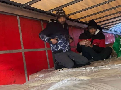 Polițiștii de frontieră au descoperit 42 de refugiați ascunși în două TIR-uri, la Nădlac