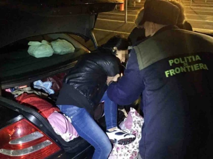 POLIȚIȘTII DE FRONTIERĂ AU GĂSIT O TÂNĂRĂ ASCUNSĂ ÎN PORTBAGAJUL UNUI MERCEDES