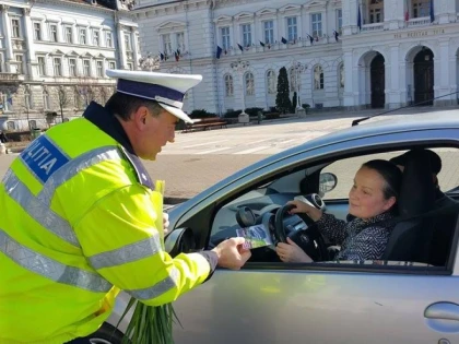 POLITISTII DE LA RUTIERA AU „AMENDAT“ SOFERITELE CU O FLOARE