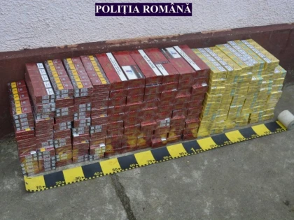 Polițiștii din Craiva au depistat o camionetă plină cu țigări de contrabandă