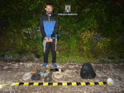 Polițiștii din Săvârșin au prins un hoț specializat în furtul de cabluri electrice