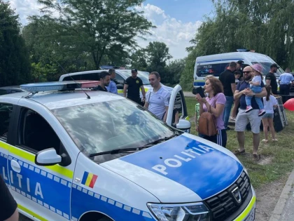 Polițiștii, în mijlocul copiilor