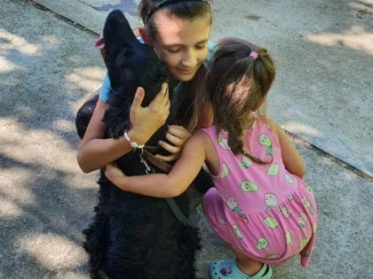 Polițiștii le-a făcut un cadou nesperat fetițelor Carla și Ema: le-a găsit câinele, dispărut de un an de zile