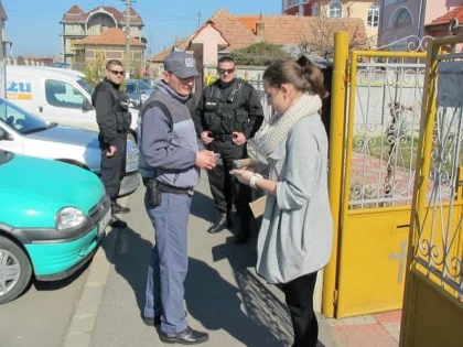 POLITISTII LOCALI AU DARUIT CADOURI DULCI FEMEILOR