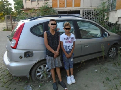 POLIȚIȘTII LOCALI AU GĂSIT DOI MINORI CARE DORMEAU ÎNTR-O MAȘINĂ ABANDONATĂ