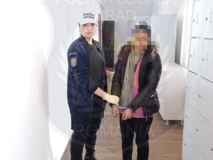 Polițiștii locali au prins o urmărită general, care se ascundea printre oamenii străzii