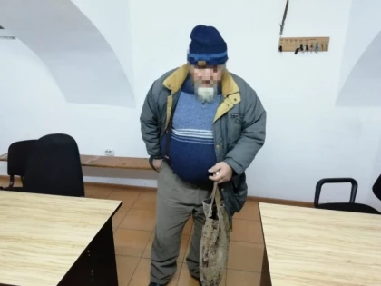 Polițiștii locali au prins un pensionar „specializat“ în incendierea containerelor de gunoi