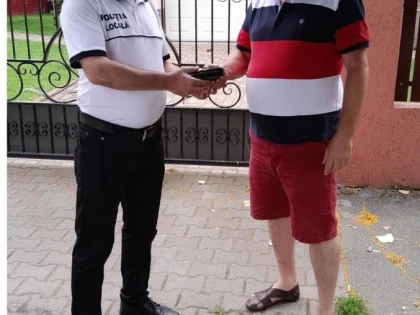 Polițiștii locali din Arad au recuperat un portofel pierdut, cu ajutorul unui cetățean
